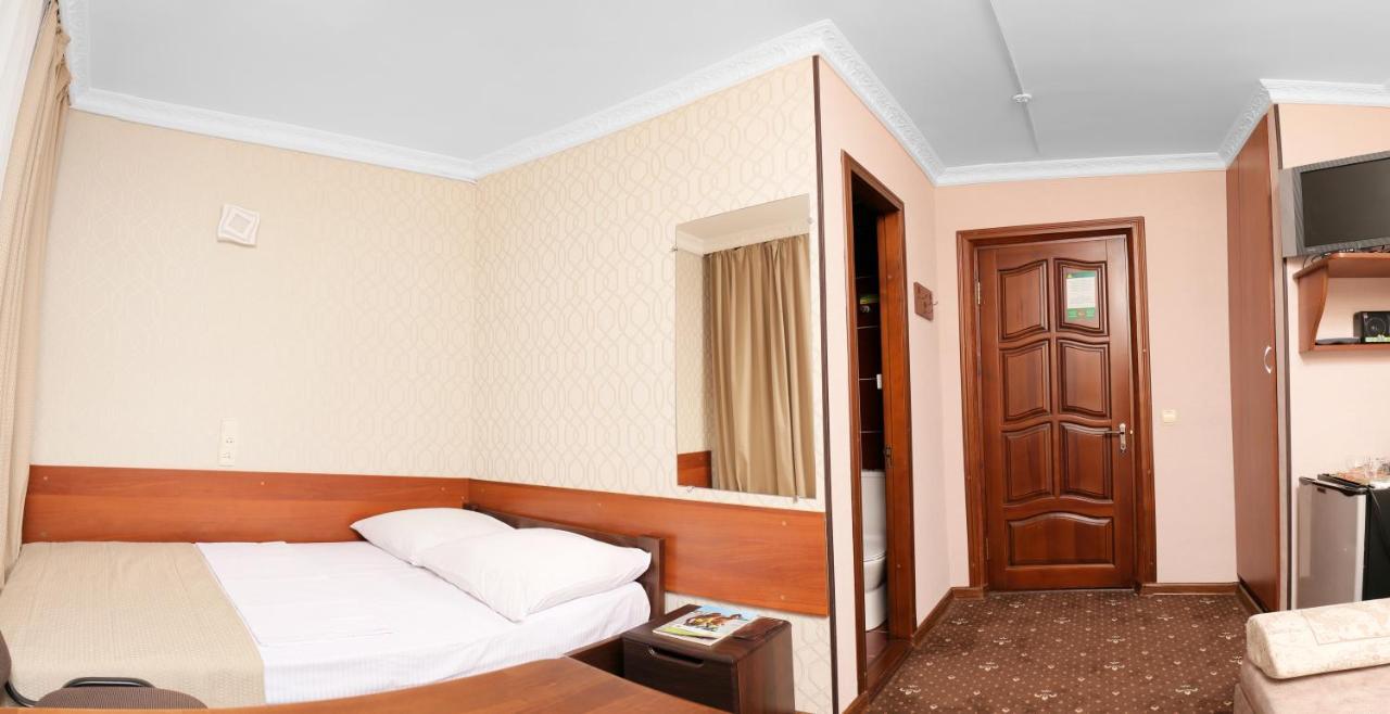 Green City Hotel Nikolayev Bagian luar foto